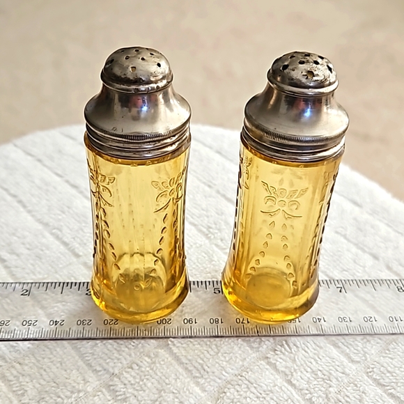 Madrid Pattern Amber Colour Salt and Pepper Shakers Depression Glass Vintage - Picture 1 of 7